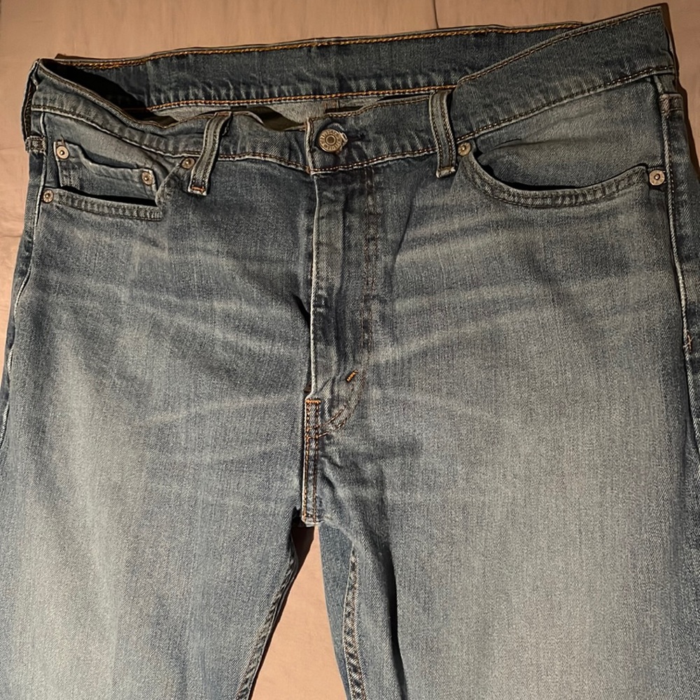 Levi medium wash, jeans